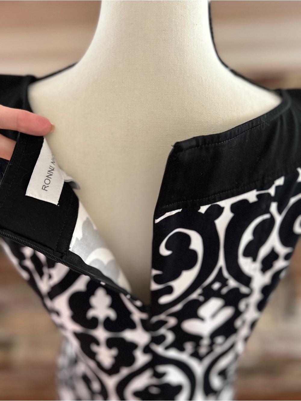 Ronni Nicole Black & White Sleeveless Sheath Dress Size 14 - Picture 3 of 14